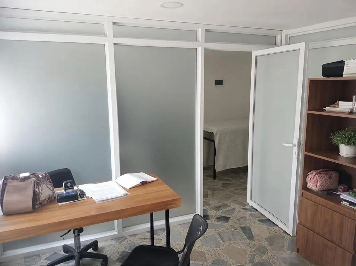 Divisiones en aluminio para oficinas y consultorios – Vidrios y Aluminios JE, Pereira