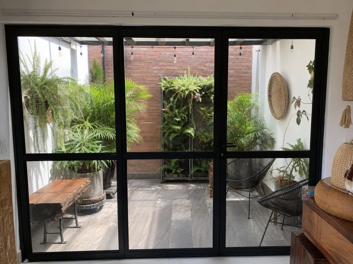 Puertas en aluminio – Vidrios y Aluminios JE, Pereira