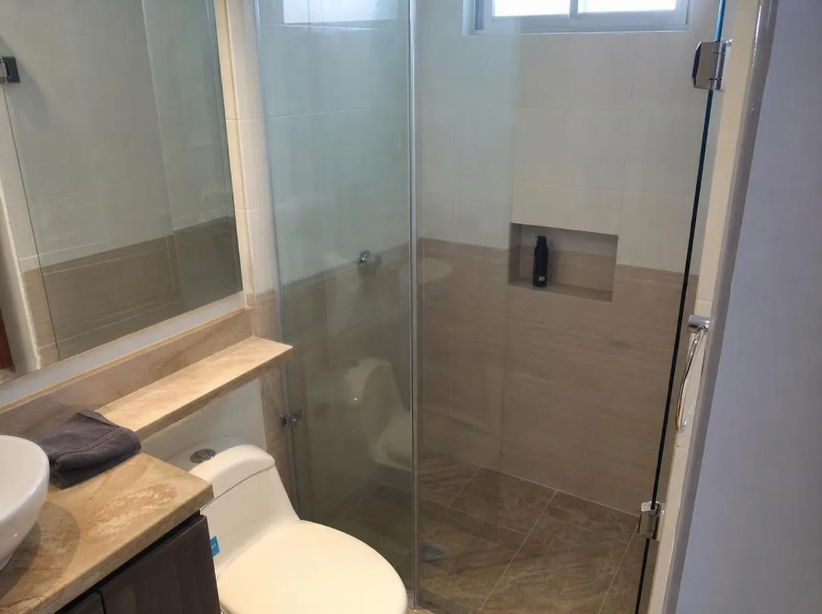 Divisiones de baño en vidrio templado – Vidrios y Aluminios JE, Pereira