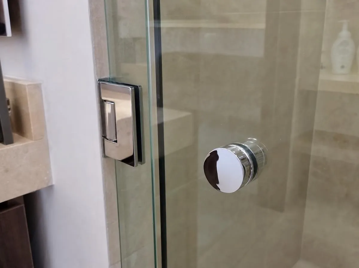 Herrajes en acero inoxidable – Vidrios y Aluminios JE, Pereira