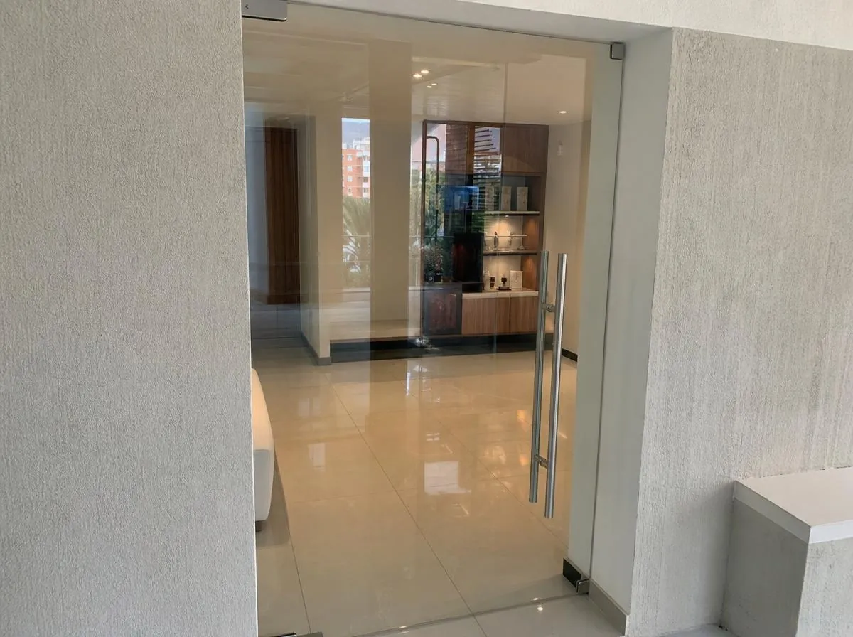 Puertas y elementos en vidrio – Vidrios y Aluminios JE, Pereira